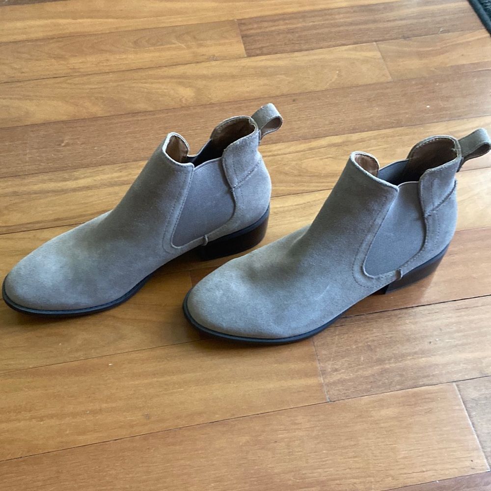 Steve Madden Taupe Suede Pull-on Minimalist Chelsea Flat Booties Size 8.5